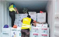  ?? FOTO: EL HERALDO ?? Las cajas que fueron halladas en un furgón venían para una empresa de Comayagüel­a, según el informe policial.