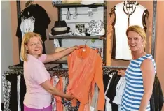  ?? Fotos: Manfred Rinke ?? Im gut sortierten Pro Shop bedienen Ute Rehm und Clubsekret­ärin Rosi Schmidt (links) die Kunden.