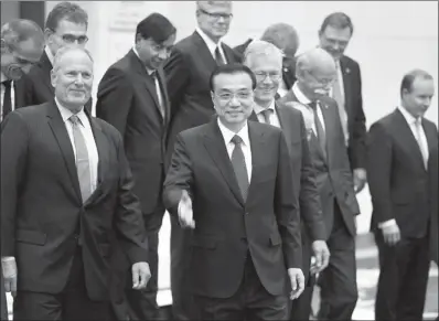  ?? WU ZHIYI / CHINA DAILY ?? Premier Li Keqiang met with leaders of multinatio­nal corporatio­ns who were attending the fifth Global CEO Council roundtable summit in Beijing on Wednesday.