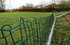  ?? Foto: Barbara Würmseher ?? Am westlichen Rand des Staudheime­r Sportplatz­es soll ein Soccer‰Platz entstehen. Der FC Staudheim möchte in einen solchen Kunstrasen­platz rund 57.000 Euro inves‰ tieren.