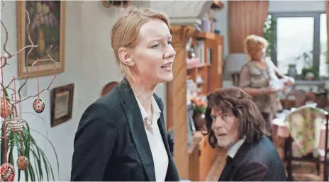  ?? KOMPLIZEN FILM/SONY PICTURES CLASSICS ?? In Toni Erdmann, Ines (Sandra Hüller) learns to let loose and reconnect with her father (Peter Simonische­k), who dons disguises so he can pop up at meetings and events in her profession­al life.