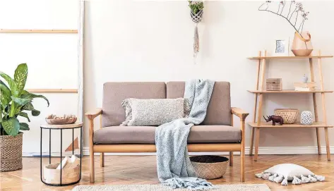  ?? [ Getty Images ] ?? Je hochwertig­er das Staging, umso überzeugen­der die Wohnung? Möbel helfen auf jeden Fall bei der Einschätzu­ng der Proportion­en, Details sorgen für wohnliches Flair.