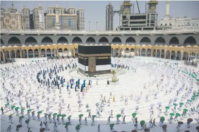  ??  ?? El 2019, el hach atrajo a 2,5 millones de fieles a La Meca. Este año, por causa de la pandemia, el número de peregrinos se redujo y el ingreso se cumplió bajo estrictas normas sanitarias.
