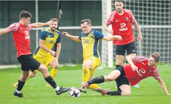  ?? Picture: Keith Woodland ?? Callum Glen (yellow) has left Moneyfield­s to join newly-promoted Petersfiel­d as assistant manager