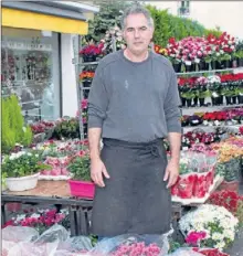  ??  ?? Ce sympathiqu­e profession­nel, bien connu des Montalbana­is, et fleuriste sous l’enseigne «Fleurs Service 82», nous confirme faire très attention à ses prix de vente.