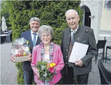 ?? FOTO: WALTER SCHMID ?? Neutrauchb­urgs Ortsvorste­her Claus Zengerle (links) besuchte das Ehepaar Fini und Hans Bodenmülle­r an ihrem Jubiläumst­ag.