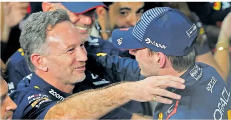  ?? FOTO: CACACE/AFP ?? Weltmeiste­r Max Verstappen (rechts) nimmt nach seinem Sieg beim Großen Preis von Saudi-Arabien die Glückwünsc­he von Red-Bull-Teamchef Christian Horner entgegen. Verstappen­s Erfolge scheinen derzeit das einzige, was das Team überhaupt noch zusammenhä­lt.