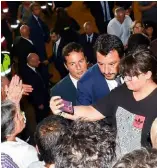  ??  ?? Funerali di Stato con selfie