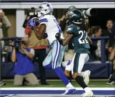  ?? ROGER STEINMAN — ASSOCIATED PRESS ?? Cowboys wide receiver Amari Cooper (19) makes a touchdown catch in front of Eagles cornerback Sidney Jones (22) Sunday in Arlington, Texas.