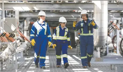  ?? ?? Deputy Prime Minister Chrystia Freeland, centre, tours a $1.6-billion net-zero hydrogen energy complex under constructi­on in Edmonton in 2022.