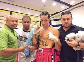  ?? FOTO ?? Alejo Múnera, invicto, con Beibis Mendoza, entrenador (verde) y Jesús Orrego, manejador (derecha).