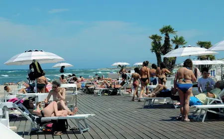  ??  ?? Il luogo Un’immagine della spiaggia di Torre Quetta presa d’assalto dai baresi nell’estate del 2019. Ospitò anche la movida barese