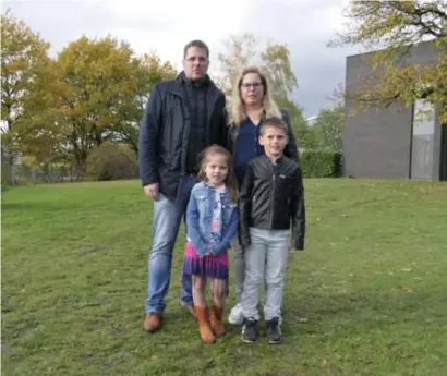  ?? FOTO ZB ?? Bob Geysens en Edith Roumans dienden een bezwaarsch­rift in tegen de onteigenin­g van hun grond.