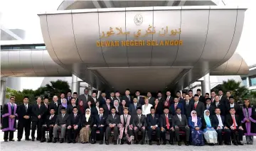  ??  ?? Amiruddin (seated, centre) with Selangor assemblyme­n in a photo-call after the first meeting of the first session of the 14th DUN.— Bernama photo