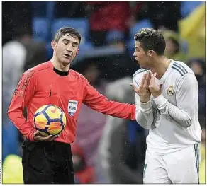  ??  ?? Les connivence­s entre l’arbitrage et Madrid font souvent l’objet de polémiques.