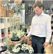  ??  ?? Grovelling: Mr Hunt tweeted that he was choosing some flowers for ‘Mrs H’