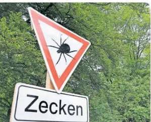  ?? FOTO: STAEGMANN ?? Eine Warntafel warnt vor Zecken: Sie können gefährlich­e Krankheite­n wie FSME und Borreliose übertragen.