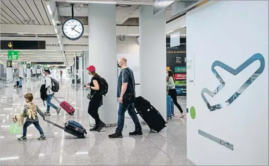  ?? JAIME REINA / AFP ?? Un grup de turistes arribant aquest cap de setmana a l’aeroport de Palma