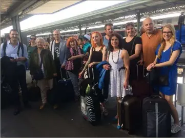  ?? (Photo S. M.) ?? Quarante auteurs de la fête du livre ont quitté Paris pour Hyères, à bord d’un rebaptisé « train du soleil ». L’événement ouvre ses portes ce matin, à  heures, au Forum du Casino.