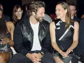  ??  ?? Alla sfilata Bradley Cooper e Jennifer Garner alla sfilata Versace nel 2016