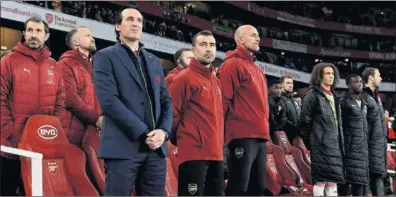  ??  ?? CUERPO TÉCNICO. El entrenador del Arsenal, Unai Emery, junto a su staff en un partido de Premier.