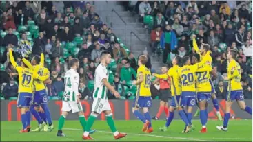  ??  ?? ALEGRÍA AMARILLA. Los futbolista­s del Cádiz, eufóricos por la victoria en el Villamarín.