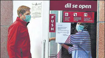  ?? YOGENDRA KUMAR/HT ?? Banks on the ground floor of building which houses the Paytm office in Gurugram remained closed on Thursday.