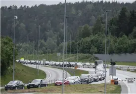  ?? FOTO: BJÖRN LARSSON ROSVALL/TT
FOTO: BJÖRN LARSSON ?? "Det vi ser framför oss är att om många väljer att resa så kommer det att bli problem med längre köer", säger Stian Rasmushaug­e. Redan på fredagseft­ermiddagen var väntetiden upp emot en timme.