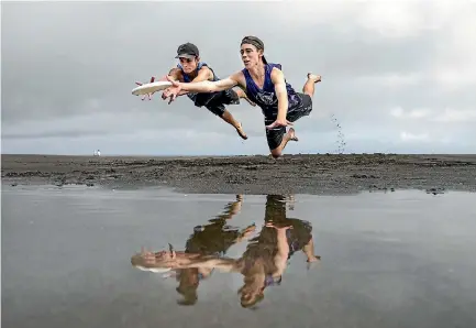  ?? ANDY JACKSON/STUFF ?? Luke Rabe and Graydon Scott get some practice in ahead of the Oakura Classic ultimate frisbee competitio­n this weekend.