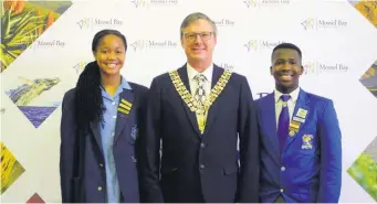  ?? ?? Newly-elected junior mayor, Dintle Sima, Mossel Bay mayor Dirk Kotzé and outgoing junior mayor, Ayabonga Hlumkeza.