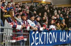  ?? Foto: Horst Hörger ?? Es war eng im Neu-Ulmer Eisstadion. Das Derby zwischen den Devils und Burgau wollten 1000 Zuschauer sehen.