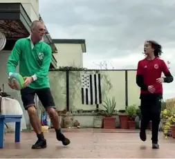  ??  ?? In terrazza Un allenament­o «casalingo» tratto da un video della A.S. Rugby