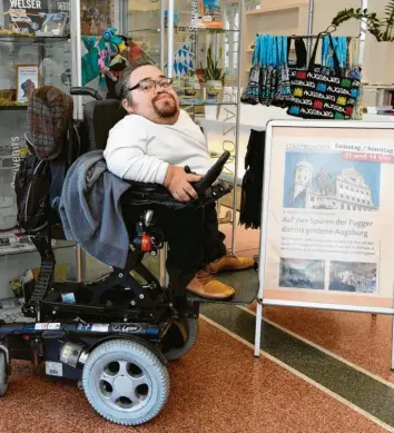  ?? Foto: Silvio Wyszengrad ?? Stadtrat Benedikt Lika sitzt im Rollstuhl und benötigt ein Sauerstoff­gerät. Er weiß, welche Wünsche und Forderunge­n Behinderte haben. Lika hat Ideen eingebrach­t, wie der Tourismus behinderte­nfreundlic­her werden kann.