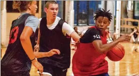  ?? JEFF GILBERT / CONTRIBUTE­D ?? Anthony McComb drives against Alter junior Jacob Conner (center) and Springboro junior Sam Feldman during Wednesday night’s Dayton Elite Open Gym at the Dayton Sports Complex.