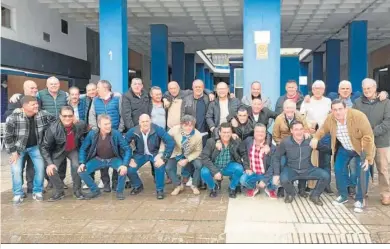  ?? ?? Foto de familia con motivo del almuerzo entre las ‘viejas glorias’ de la cantera.