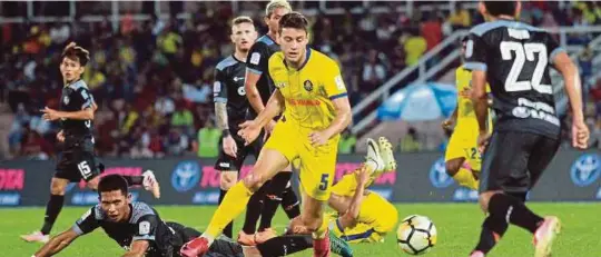  ?? [ FOTO MUHD ASYRAF SAWAL/BH ] ?? Aksi perlawanan antara TFC menentang Pahang pada saingan Liga Super di Stadium Darul Makmur, Jumaat lalu.