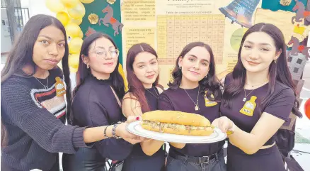  ?? ?? l Baguette de filete con queso, platillo típico de Pennsylvan­ia cocinado por alumnas del Segundo Semestre.