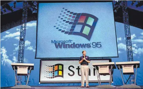  ?? FOTO: DB/DPA ?? Microsoft-Gründer Bill Gates stellt am 24. August 1995 in den USA das Betriebssy­stem Windows 95 dem Publikum vor. Besonders sicher und stabil war Windows 95 nicht gerade. Doch die neue Optik und viele Verbesseru­ngen in dem Betriebssy­stem machten es leichter, am PC zu arbeiten und zu spielen. Bill Gates schwärmt auch 25 Jahre danach vom „Meilenstei­n in der Microsoft-Geschichte“.