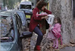  ??  ?? UNA MADRE TODO TERRENO. Julieta Otero es la protagonis­ta y el punto de vista de “Según Roxi”.