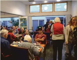  ??  ?? FULLT: Det var fullt rundt frokostbor­dene på Feviktun fredag morgen. Til høyre, med gult bånd rundt halsen, står Jorunn Eilertsen, som ønsket velkommen til den engelske frokosten.