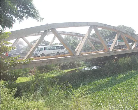  ?? EDMUNDO EUCILIO | EDIÇÕES NOVEMBRO ?? Automóveis fazem filas de vários quilómetro­s na Estrada Nacional número 100, a única que liga Luanda à província do Bengo