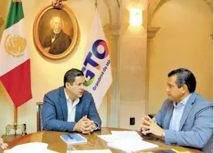  ??  ?? El alcalde huanimaren­se Armando Solís Pantoja se reunió con el Gobernador del Estado Diego Snhué Rodríguez Vallejo. Analizaron proyectos para el 2019. Foto/raúl Alvarado