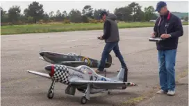  ??  ?? Votre serviteur en piste avec le P51 d’origine Carf (moteur ZG 62, env 2,5 m pour 16 kg). La patrouille se prépare avec entre autres le Spitfire de Yannick.