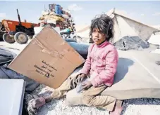  ??  ?? Una niña desplazada por el conflicto armado que se vive en Siria, permanece en un campamento en la ciudad de Raqqa.