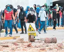  ?? FOTO: EL HERALDO ?? Jóvenes que iban a estudiar a través de intercambi­os son afectados por las tomas en la UNAH.