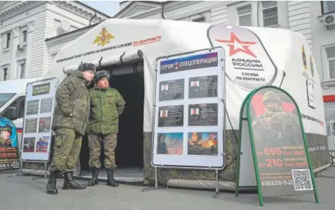  ?? // REUTERS ?? Militares rusos llevan a cabo una campaña de alistamien­to en la ciudad de Rostov del Don