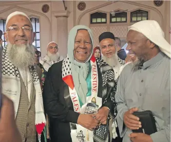  ?? KHAYA NGWENYA ?? MINISTER of Internatio­nal Relations and Co-operation Naledi Pandor with worshipper­s at the Grey Street Juma Musjid on Friday. Pandor’s visit was part of her engagement with various communitie­s in Durban. Today Pandor will address a public meeting at the Natal Memon Jamaat Hall in Overport at 10.30am. | Independen­t Newspapers