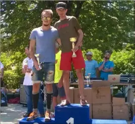  ??  ?? Jean-Baptiste Hurteux (AC Cannes) a récidivé sur le  km après sa victoire de l’an dernier. François Doussan est parti plus vite mais a fini moins fort.(Photo S.G.)