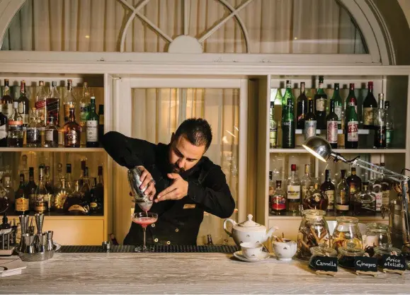  ??  ?? Clockwise from top: bartender Rama Redzepi at the Grand Hotel Fasano; cacio e pepe cooked, and served, in pig’s bladder, at Lido 84 in Gardone Riviera; pier in Salò; La Terrazza bar at the Grand Hotel Fasano.