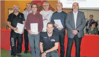  ?? FOTO: FRANK CZILWA ?? Ehrungen des Handballve­rbands Württember­g (von links): Arnold Klukas, Frank Kohler, Hans-Dieter Kohler, Armin Pötzsch, Karl-Heinz Unterseher und Bezirksvor­sitzender Wolfgang Köhl; vorne Abteilungs­leiter Oskar Döring.